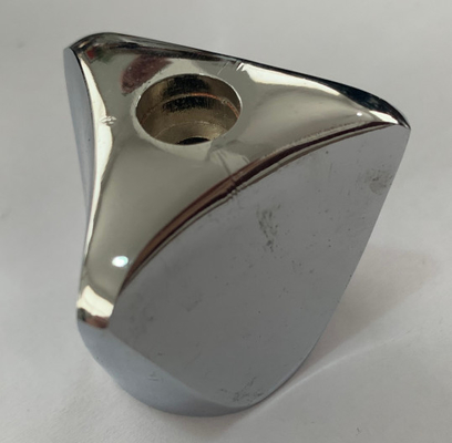 Yeni gelen 1/2 &quot;valf armatürleri su musluğundan kaplanmış.