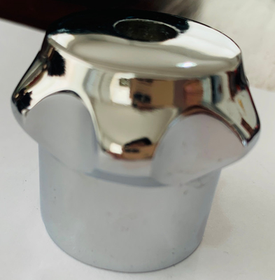Küçük, iyi fiyatlı, mini lavabo valfi.